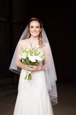 Güzel zarif gelin bir şapel ona kapıyı ayakta 