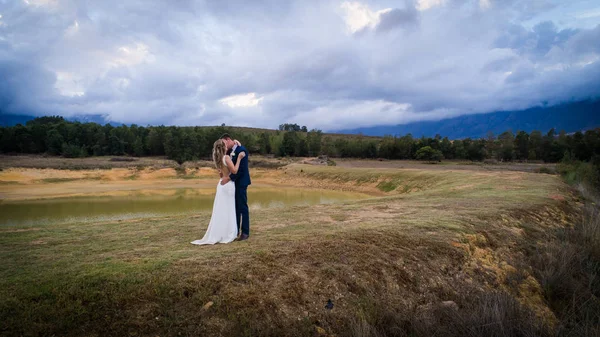 Schöne Braut und ihr Bräutigam am Hochzeitstag glücklich — Stockfoto