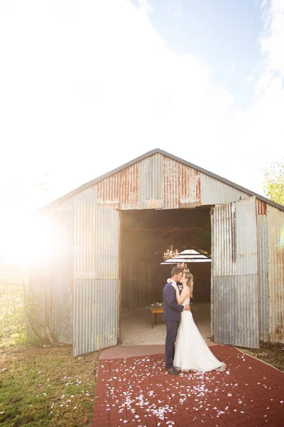 Beautiful bride and her groom on their wedding day looking happy — Stock Photo, Image