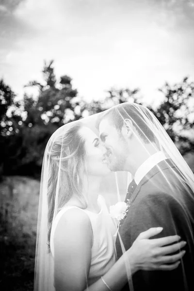 Bela noiva e seu noivo em seu dia de casamento parecendo feliz — Fotografia de Stock