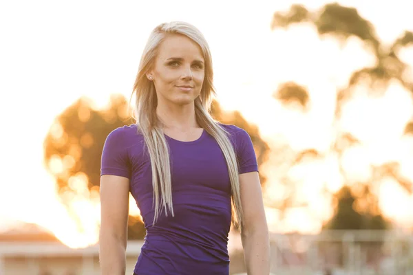 Atlético modelo de fitness feminino posando em seu anexo roupas de treinamento — Fotografia de Stock