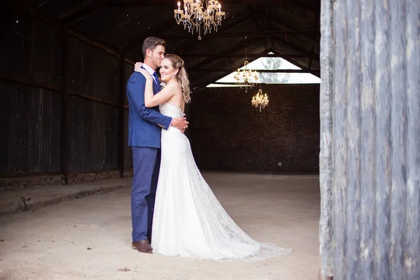 Hermosa novia y su novio en el día de su boda mirando feliz — Foto de Stock