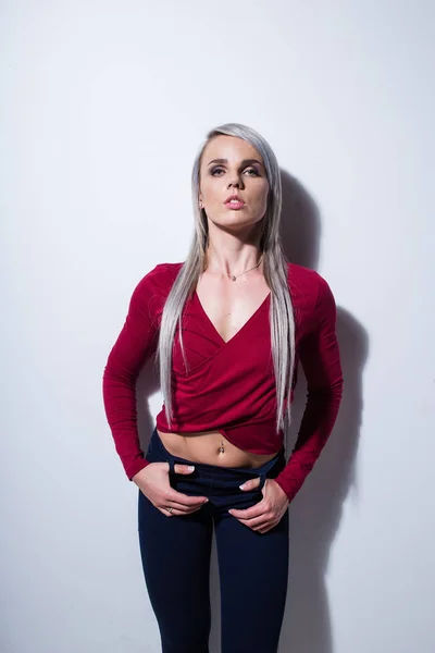 Sexy modelo de fitness feminino em um estúdio com iluminação dramática e — Fotografia de Stock