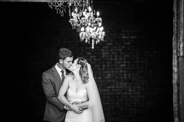 Beautiful bride and her groom on their wedding day looking happy — Stock Photo, Image