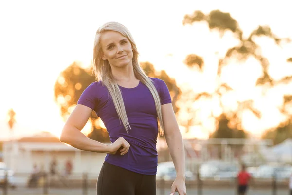 Atlética modelo de fitness femenino posando en su anexo de ropa de entrenamiento — Foto de Stock