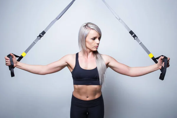 Sexy entraînement femme modèle de remise en forme sur un appareil d'entraînement à domicile en — Photo