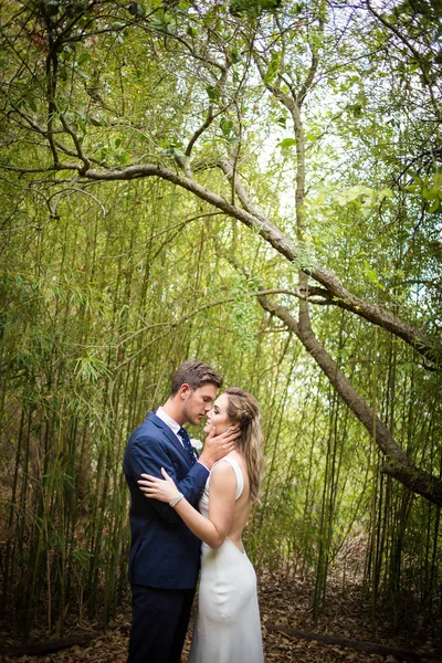 Beautiful bride and her groom on their wedding day looking happy — Stock Photo, Image