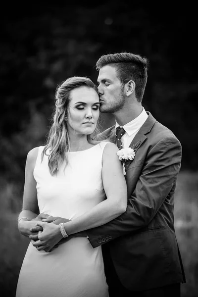 Beautiful bride and her groom on their wedding day looking happy — Stock Photo, Image