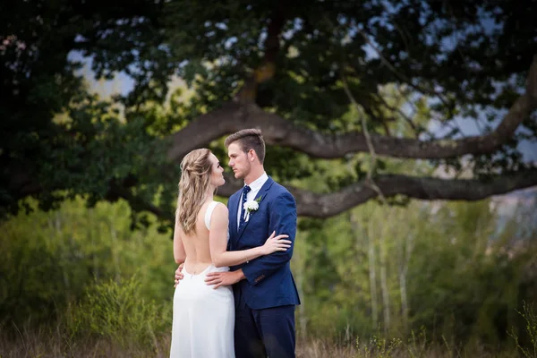 Beautiful bride and her groom on their wedding day looking happy — Stock Photo, Image