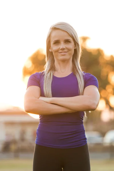 Atletisk kvinnliga fitness modell poserar i hennes utbildning kläder nex — Stockfoto
