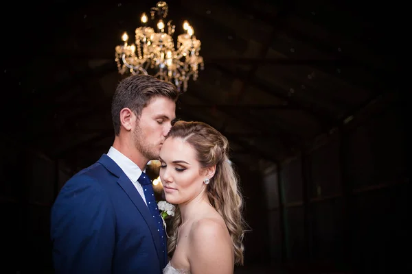 Hermosa novia y su novio en el día de su boda mirando feliz — Foto de Stock