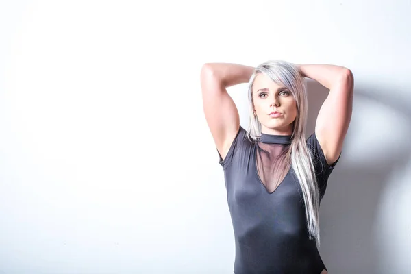 Sexy ženské fitness model Studio dramatické osvětlení a — Stock fotografie