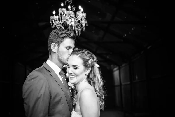 Vackra bruden och hennes brudgum på bröllopsdagen ser glad — Stockfoto