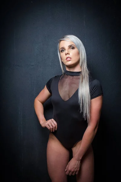 Sexy ženské fitness model Studio dramatické osvětlení a — Stock fotografie