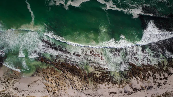 Costa escarpada a lo largo de la Gansbaai — Foto de Stock