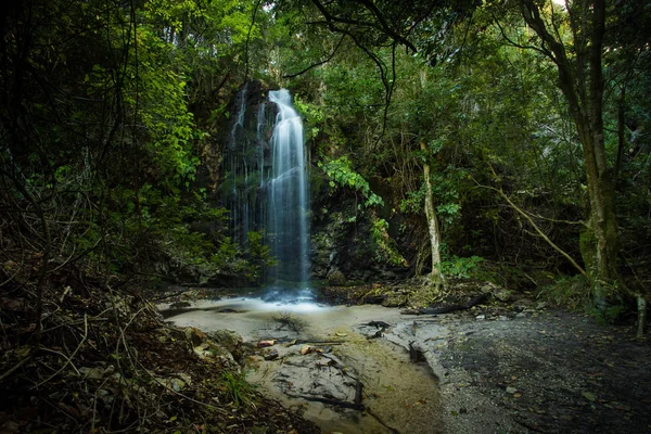 Water tuimelen over een kleine waterval — Stockfoto