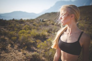 Kadın modeli pratik Yoga germe ve denge egzersiz yaparken açık havada.