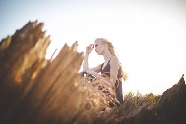Piękne Blond Modelka Siedzi Ziemi Ciesząc Się Widokiem — Zdjęcie stockowe