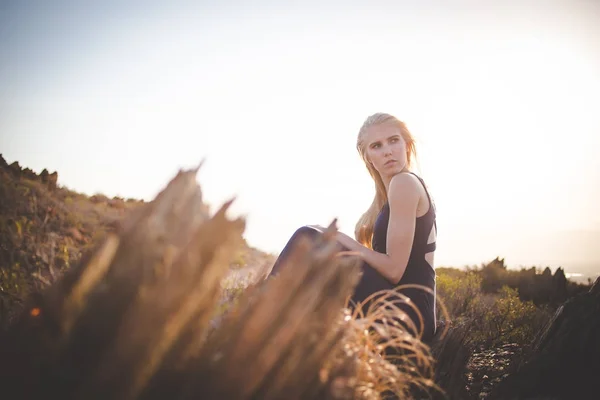 Krásná Blondýna Ženské Model Sedí Zemi Pohled — Stock fotografie