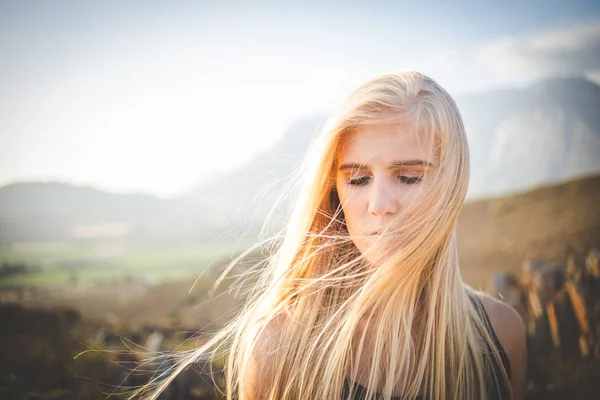一个美丽的金发女模特的肖像在自然设置与惊人的背部光 — 图库照片