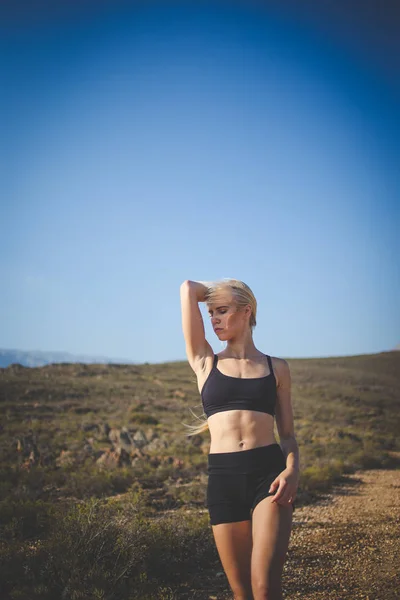 Modèle Féminin Pratiquant Yoga Plein Air Faisant Des Étirements Exerçant — Photo
