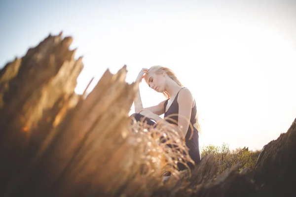 Krásná Blondýna Ženské Model Sedí Zemi Pohled — Stock fotografie