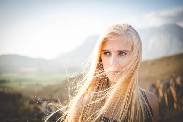Portrait Une Belle Mannequin Blonde Féminine Dans Cadre Naturel Avec — Photo