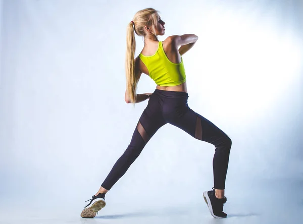 Prachtige Vrouwelijke Fitness Model Trajecten Doen Dansen Een Studio Geïsoleerd — Stockfoto