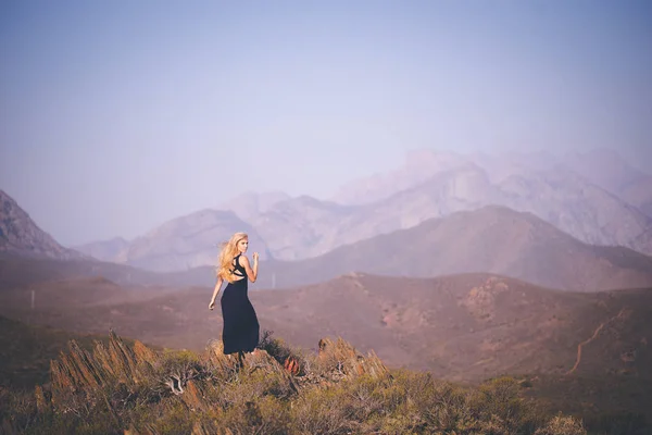 Piękna Blond Kobieta Model Stojący Górach Ciesząc Się Widokiem — Zdjęcie stockowe