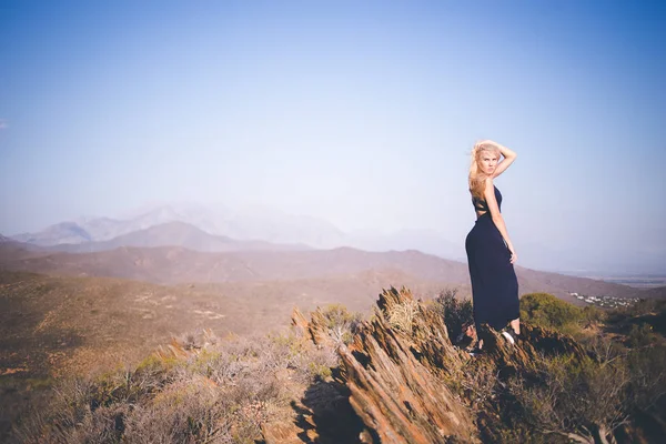 Όμορφη Ξανθιά Γυναίκα Μοντέλο Στέκεται Στα Βουνά Απολαμβάνοντας Θέα — Φωτογραφία Αρχείου