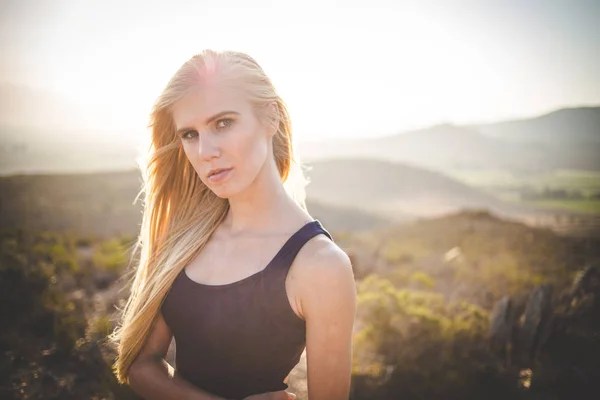Portret Van Een Mooie Blonde Vrouwelijke Model Een Natuurlijke Omgeving — Stockfoto
