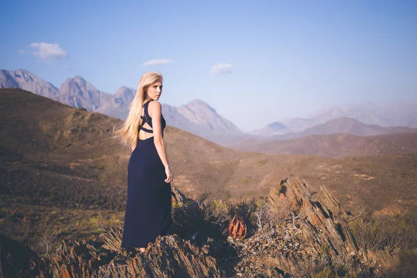 Όμορφη Ξανθιά Γυναίκα Μοντέλο Στέκεται Στα Βουνά Απολαμβάνοντας Θέα — Φωτογραφία Αρχείου