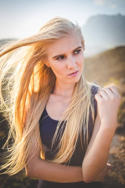 Portrét Krásné Blond Žena Přírodním Prostředí Krásným Zadní Světlo — Stock fotografie