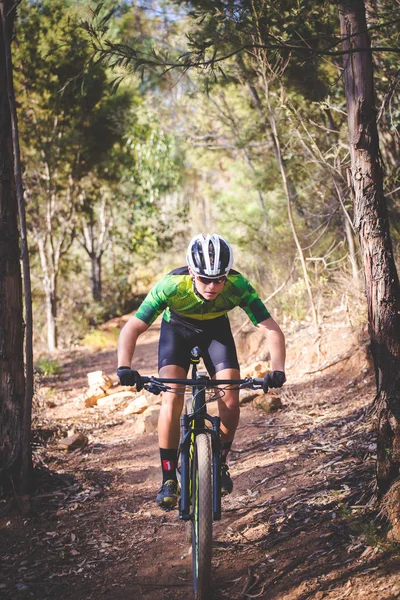 Pędzenie w downhill rowerzysta górski — Zdjęcie stockowe