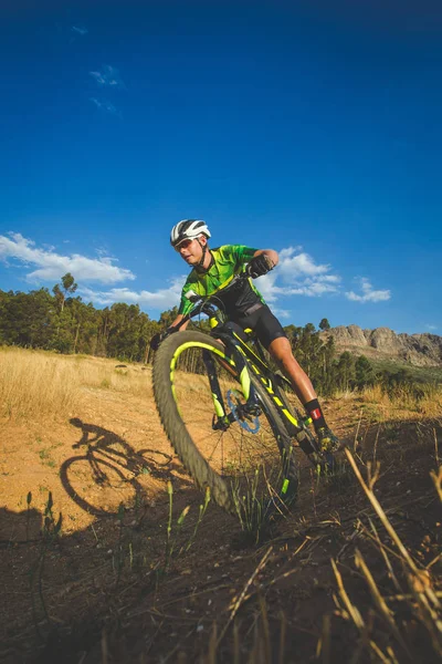 Pędzenie w downhill rowerzysta górski — Zdjęcie stockowe