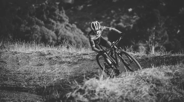 Pędzenie w downhill rowerzysta górski — Zdjęcie stockowe