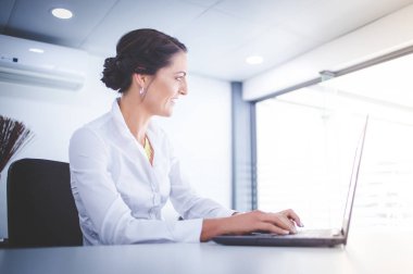 Onun laptop ofisinde çalışan güzel esmer kadın iş kadın