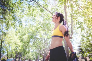 Yapraklı ve yeşil bir banliyösünde dışında güzel esmer kadın fitness modeli