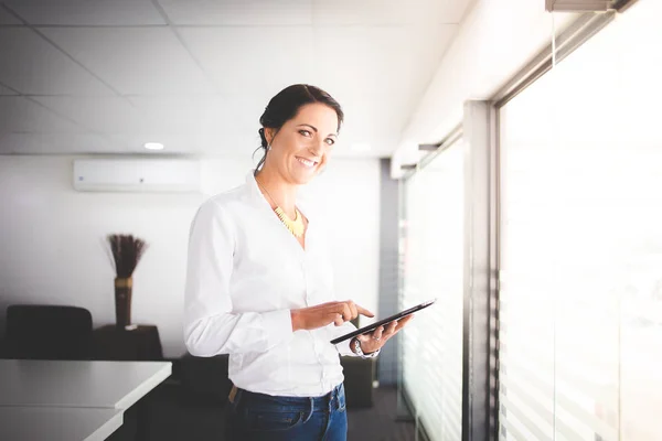 Mooie Brunette Zakenvrouw Permanent Een Directiekamer Die Werken Een Tablet — Stockfoto