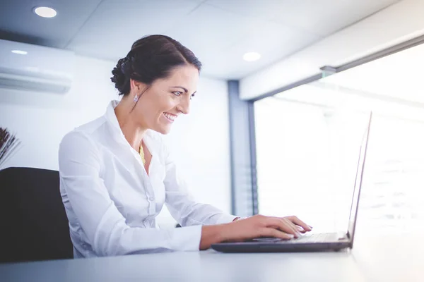 Beautiful Brunette Female Business Woman Working Her Laptop Her Office — Stock Photo, Image