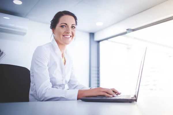 Mooie Brunette Vrouwelijke Zakenvrouw Bezig Met Haar Laptop Haar Kantoor — Stockfoto