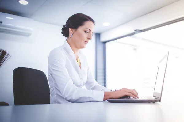 Beautiful Brunette Female Business Woman Working Her Laptop Her Office — Stock Photo, Image