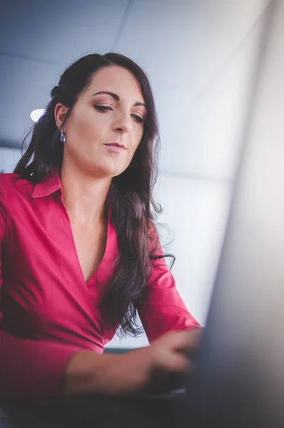 Mooie Brunette Vrouwelijke Zakenvrouw Bezig Met Haar Laptop Haar Kantoor — Stockfoto