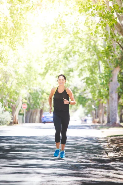 Hermosa Morena Modelo Fitness Femenino Corriendo Afuera Frondoso Verde Suburbio — Foto de Stock