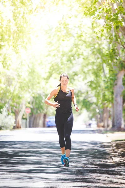 Hermosa Morena Modelo Fitness Femenino Corriendo Afuera Frondoso Verde Suburbio — Foto de Stock