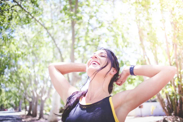 Güzel Esmer Kadın Fitness Modeli Dışında Yapraklı Yeşil Bir Banliyösünde — Stok fotoğraf