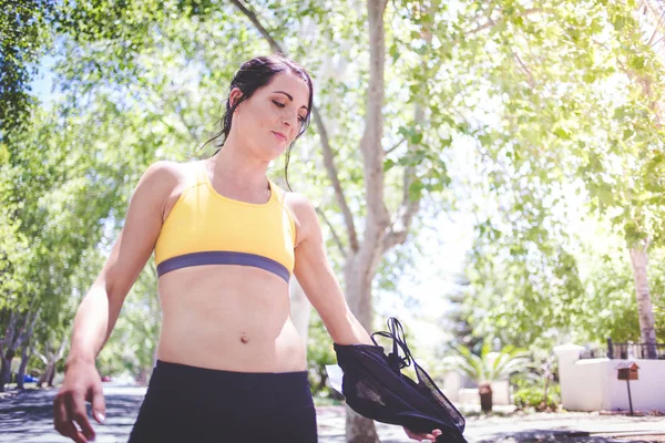 Mooie Brunette Vrouwelijke Fitness Model Buiten Een Lommerrijke Groene Voorstad — Stockfoto