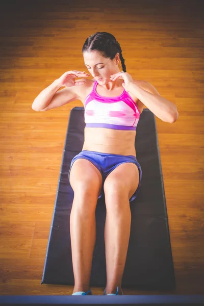 Brunette Vrouwelijke Fitness Model Doen Crunch Oefening Een Huis Fitnessruimte — Stockfoto