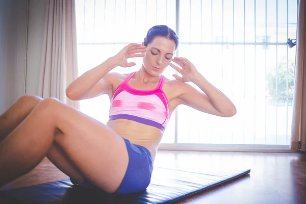 Brunette Vrouwelijke Fitness Model Doen Crunch Oefening Een Huis Fitnessruimte — Stockfoto