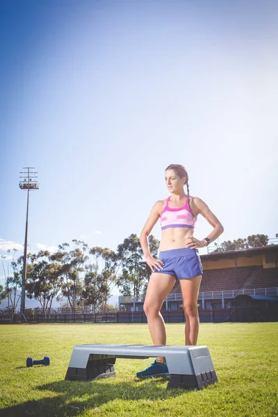 Model Kebugaran Perempuan Melakukan Latihan Luar Stadion Olahraga Pada Hari — Stok Foto